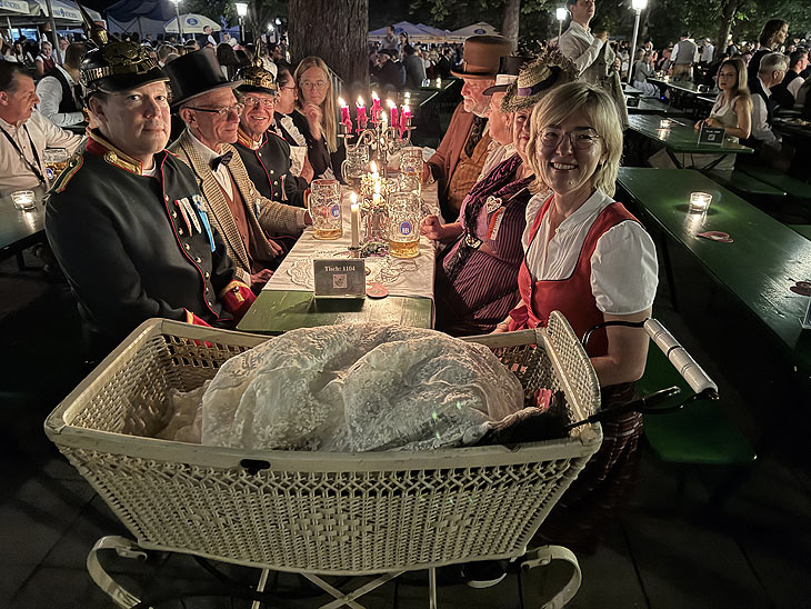 "Die Vorstadthochzeit" beim Kocherlball im Biergarten am Chinesischen Turm 20.07.2025 (©Foto: Martin Schmitz) 